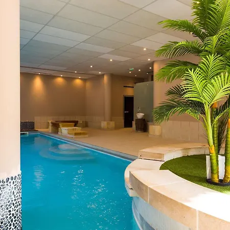 Au Centre Avec Piscine, Sauna Et Acces Internet - Fr-1-296-421 *