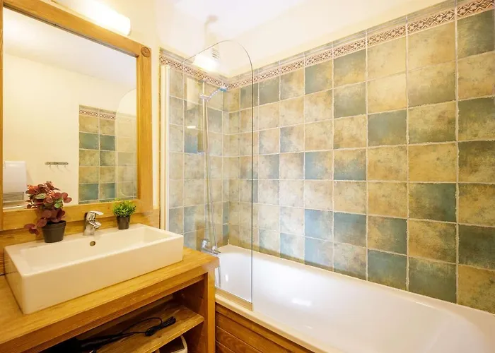 2 Pièces Avec Balcon Et Wifi Au Centre De Saint-lary - Fr-1-296-421 *